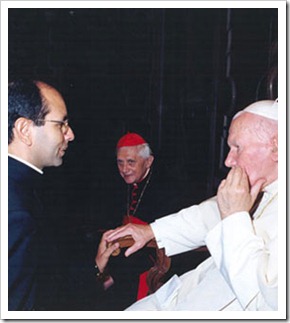 Pe Paulo e Papa Joao Paulo II - ao fundo Cardeal Ratzinger